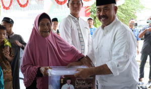Bupati Serahkan Bantuan Paket Sembako dan Sarana Peribadahan di Masjid Nurul Iman Perjiwa