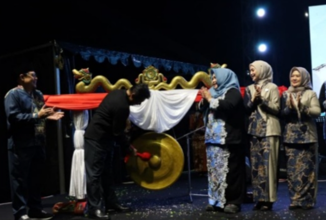 Sekretaris Daerah (Sekda) Kabupaten Kutai Kartanegara (Kukar) Sunggono resmi membuka acara Hari Kesatuan Gerak (HKG) ke-53 Pemberdayaan Kesejahteraan Keluarga (PKK) Kukar di Kecamatan Muara Badak.