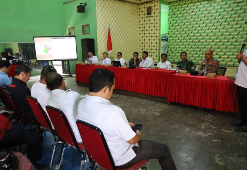 Asisten III bidang Administrasi Umum Sekretariat Daerah Kabupaten Kukar, Dafip Haryanto menghadiri kegiatan Rakor penegasan batas delineasi IKN di Kabupaten Kukar.