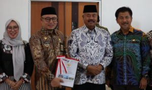 LHP BPK RI atas LKPD tahun 2024 yang diserahkan Kepala BPK RI perwakilan Kaltim, Mochammad Suharyanto diterima Bupati Kukar Edi Damansyah di Auditorium Nusantara BPK Kaltim Samarinda.