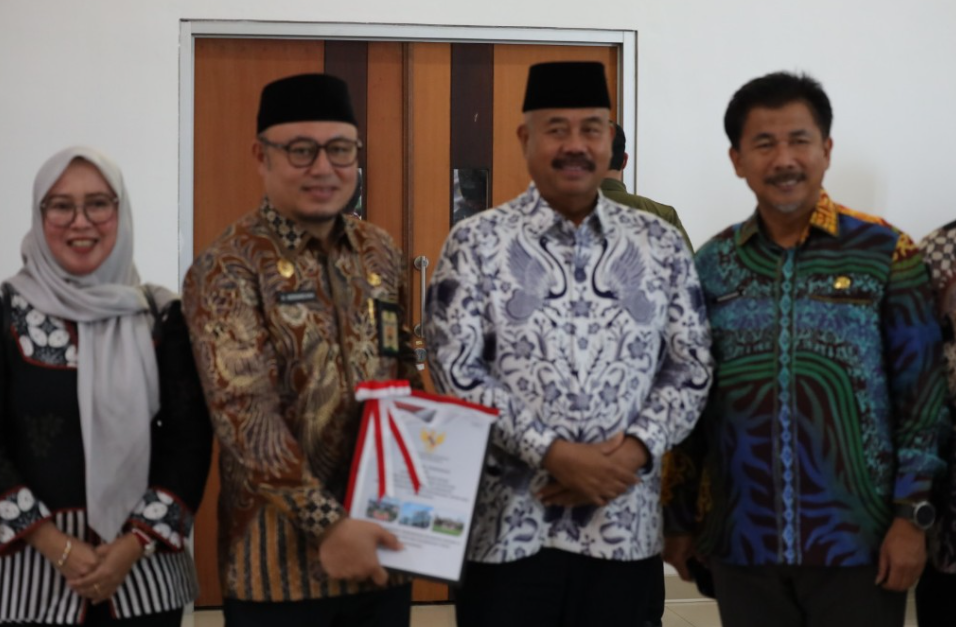 LHP BPK RI atas LKPD tahun 2024 yang diserahkan Kepala BPK RI perwakilan Kaltim, Mochammad Suharyanto diterima Bupati Kukar Edi Damansyah di Auditorium Nusantara BPK Kaltim Samarinda.