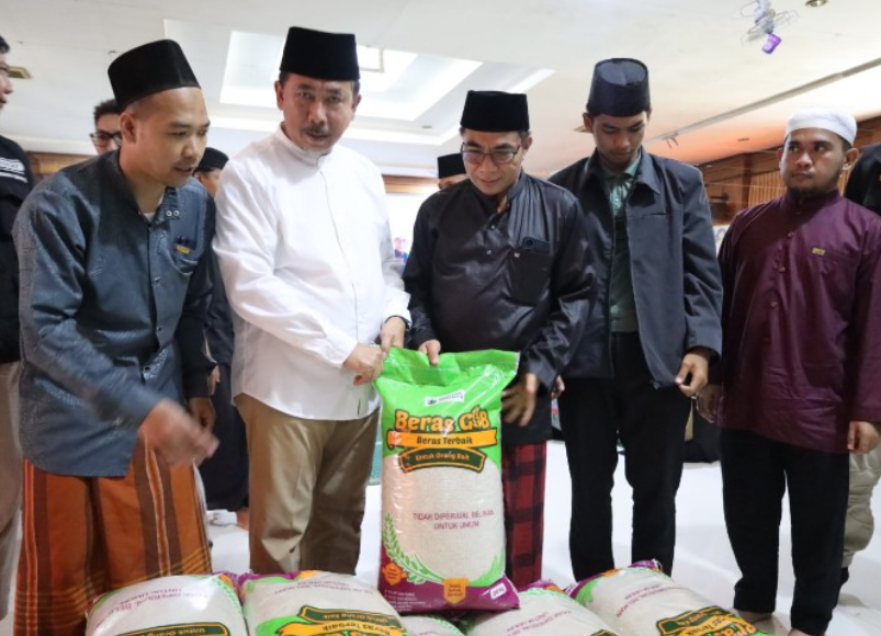 Sekda Kabupaten Kutai Kartanegara (Kukar) Dr. H Sunggono melepas secara simbolis rombongan distribusi Akbar seri ke-80 Pasukan Amal Sholeh (PASKAS) Kukar kepada Pondok, Panti, Rumah Tahfidz.