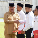 Bupati Kutai Kartanegara (Kukar) Edi Damansyah melakukan penandatanganan berita acara naskah pelantikan sekaligus menyerahkan petikan Surat Keputusan (SK) secara simbolis kepada perwakilan Pegawai Pemerintah dengan Perjanjian Kerja (PPPK).