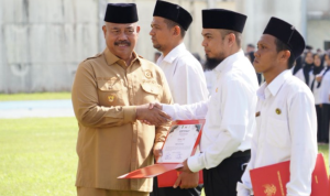 Bupati Kutai Kartanegara (Kukar) Edi Damansyah melakukan penandatanganan berita acara naskah pelantikan sekaligus menyerahkan petikan Surat Keputusan (SK) secara simbolis kepada perwakilan Pegawai Pemerintah dengan Perjanjian Kerja (PPPK).