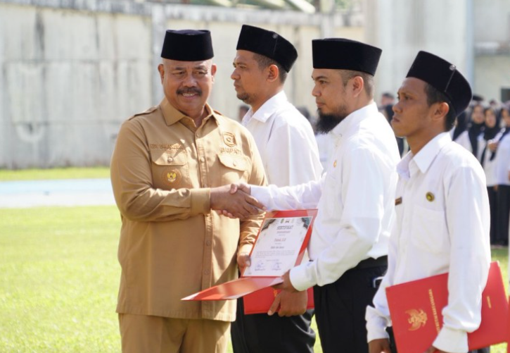 Bupati Kutai Kartanegara (Kukar) Edi Damansyah melakukan penandatanganan berita acara naskah pelantikan sekaligus menyerahkan petikan Surat Keputusan (SK) secara simbolis kepada perwakilan Pegawai Pemerintah dengan Perjanjian Kerja (PPPK).