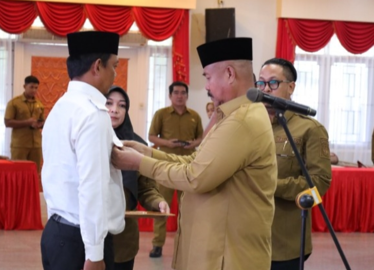 Bupati Kutai Kartanegara (Kukar) Edi Damansyah melantik Penjabat (PJ) Kepala Desa (Kades) Long Beleh Modang Kecamatan Kembang Janggut dan Penggantian Antar Waktu (PAW) Anggota Badan Permusyawaratan Desa (BPD) 10 desa se Kukar.