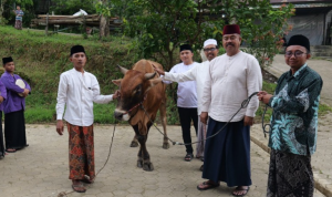 IMG_202508226_122920644 Bupati Kutai Kartanegara (Kukar) Edi Damansyah menyerahkan 2 (dua) ekor hewan qurban, masing–masing satu ekor untuk Pondok Pesantren Darus Salamah dan Ponpes Nurul Islam Desa Manunggal Jaya Kecamatan Tenggarong Seberang.