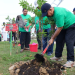 Bupati Kutai Kartanegara (Kukar) Edi Damansyah bertindak sebagai Pembina Apel Bersama Aksi Bersih Sampah Plastik dan Penanaman Pohon di Taman Tanjong Tenggarong, dalam rangka Peringatan Hari Lingkungan Hidup Sedunia.