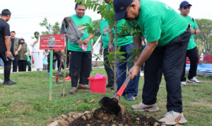 IMG_202508226_123250951 Bupati Kutai Kartanegara (Kukar) Edi Damansyah bertindak sebagai Pembina Apel Bersama Aksi Bersih Sampah Plastik dan Penanaman Pohon di Taman Tanjong Tenggarong, dalam rangka Peringatan Hari Lingkungan Hidup Sedunia.