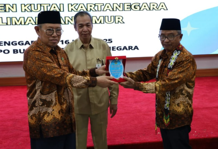 Pemkab Kukar melalui Staf Ahli Bupati Bidang Umum Heldiansyah menerima kunjungan kerja Persatuan Wredatama Republik Indonesia (PWRI) Kabupaten Hulu Sungai Tengah, Kalimantan Selatan.