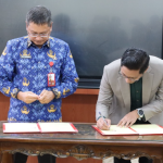 Pemerintah Kutai Kartanegara melalui Asisten III Bidang Administrasi Umum Sekretariat Daerah Kabupaten (SetdaKab) Kutai Kartanegara (Kukar) Dafip Haryanto melakukan Penandatanganan Kesepakatan Bersama antara Pemerintah Kabupaten Kukar dan Perseroan Terbatas Semangat Cipta Bermanfaat (SCB) International Consulting.