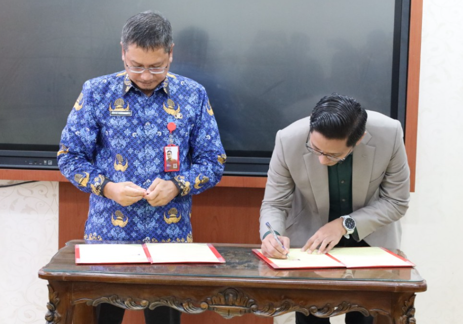 Pemerintah Kutai Kartanegara melalui Asisten III Bidang Administrasi Umum Sekretariat Daerah Kabupaten (SetdaKab) Kutai Kartanegara (Kukar) Dafip Haryanto melakukan Penandatanganan Kesepakatan Bersama antara Pemerintah Kabupaten Kukar dan Perseroan Terbatas Semangat Cipta Bermanfaat (SCB) International Consulting.