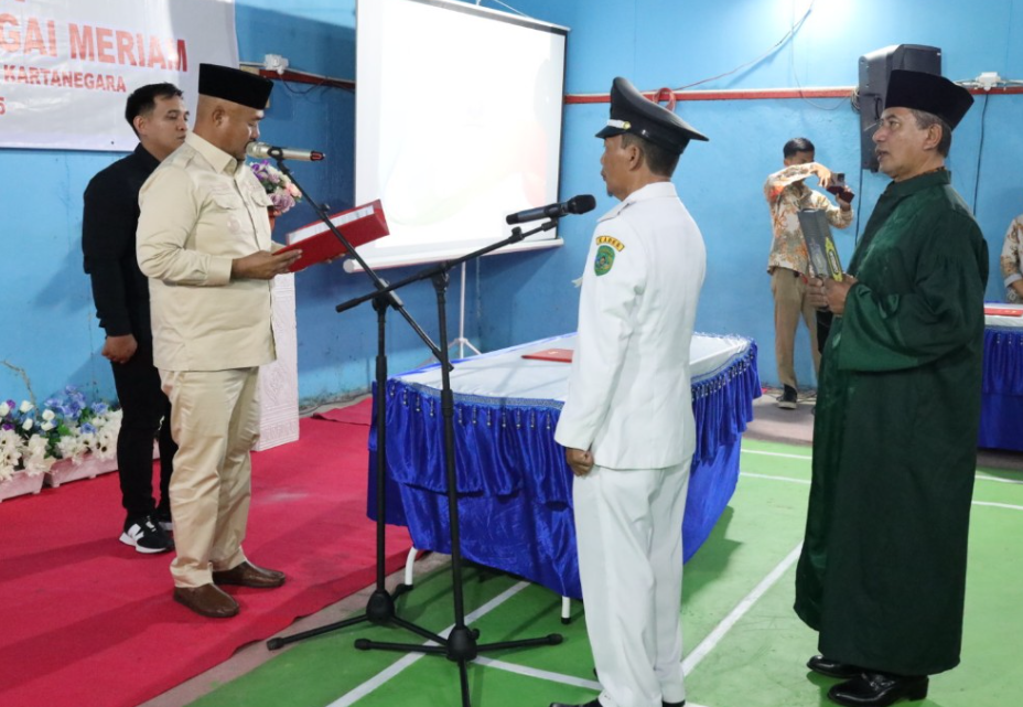 Bupati Kutai Kartanegara (Kukar) Edi Damansyah melantik Penjabat (Pj) Kepala Desa Sungai Mariam Kecamatan Anggana, di BPU Desa Sungai Mariam Kecamatan Anggana.