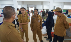 Sekretaris Daerah (Sekda) Kutai Kartanegara (Kukar) Sunggono melakukan Monitoring lapangan terhadap ketersediaan barang dan harga kebutuhan pokok jelang Lebaran Idul Fitri