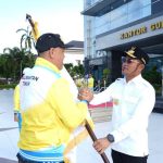 Gubernur Kaltim H Rudy Mas'ud saat melepas peserta kontingen KORMI (Komite Olahraga rekreasi Masyarakat Indonesia) Kaltim, menuju Nusa Tenggara Barat (NTB), pada Kamis (24/7/2025)