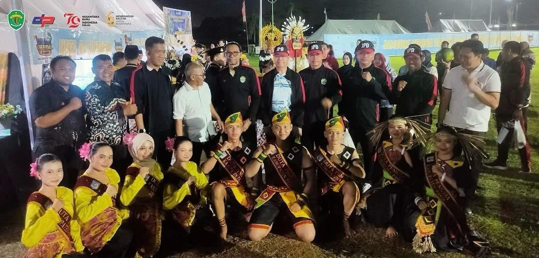 Peserta Jambore Pemuda Daerah Foto bersama usai pertunjukkan.