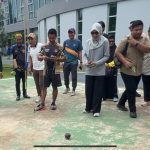 Tampak Gubernur Kaltim, H Rudy Mas'ud (Harum) mencoba permainan Gasing bersama Sekdaprov di arena GOR Kadrie Oening (GKO) Sempaja, Samarinda belum lama ini. Sebagai langkah untuk melestarikan budaya tradisional pada generasi muda.