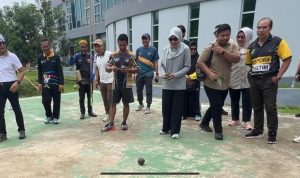 Tampak Gubernur Kaltim, H Rudy Mas'ud (Harum) mencoba permainan Gasing bersama Sekdaprov di arena GOR Kadrie Oening (GKO) Sempaja, Samarinda belum lama ini. Sebagai langkah untuk melestarikan budaya tradisional pada generasi muda.