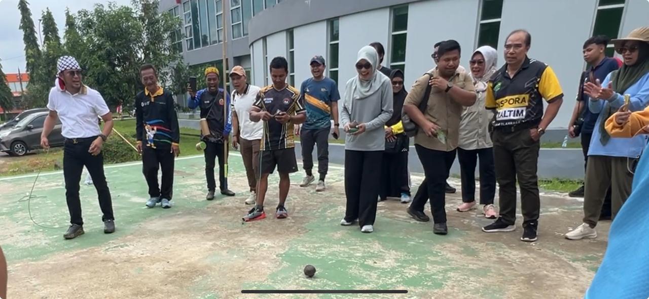 Tampak Gubernur Kaltim, H Rudy Mas'ud (Harum) mencoba permainan Gasing bersama Sekdaprov di arena GOR Kadrie Oening (GKO) Sempaja, Samarinda belum lama ini. Sebagai langkah untuk melestarikan budaya tradisional pada generasi muda.
