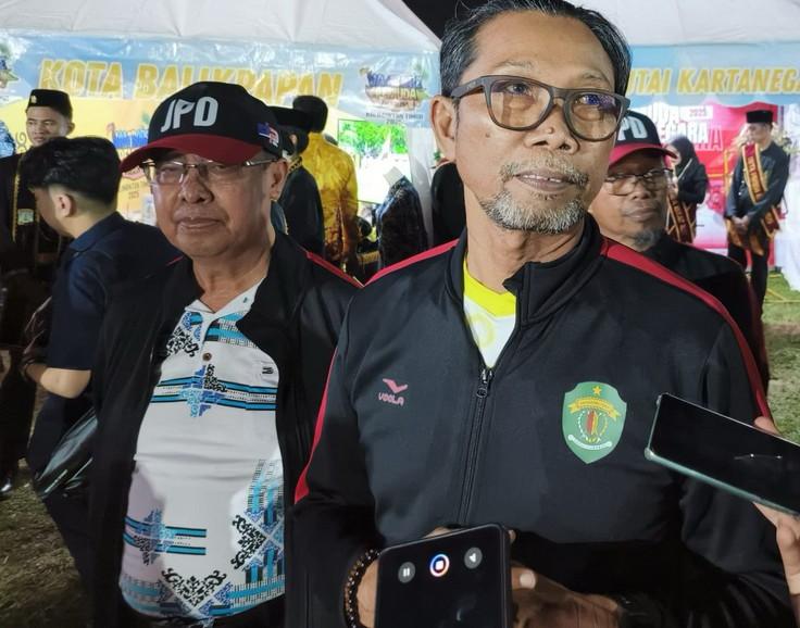  Kepala Dinas Pemuda dan Olahraga (Dispora) Kaltim, HM Agus Hari Kesuma (AHK), di Lapangan Stadion GOR Kudungga, Sangatta, Kutai Timur (Kutim).