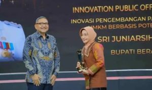 Bupati Berau, Sri Juniarsih Mas terima penghargan dari TvOne