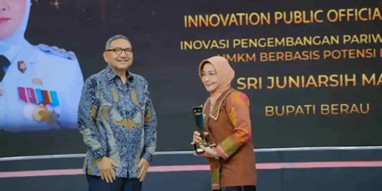 Bupati Berau, Sri Juniarsih Mas terima penghargan dari TvOne