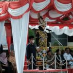 Bupati Berau, Sri Juniarsih kenakan pakaian adat Dayak saat memimpin upacara Hari Sumpah Pemuda 