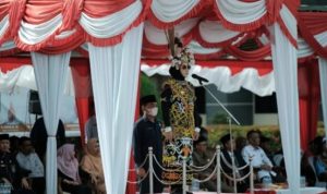 Bupati Berau, Sri Juniarsih kenakan pakaian adat Dayak saat memimpin upacara Hari Sumpah Pemuda 