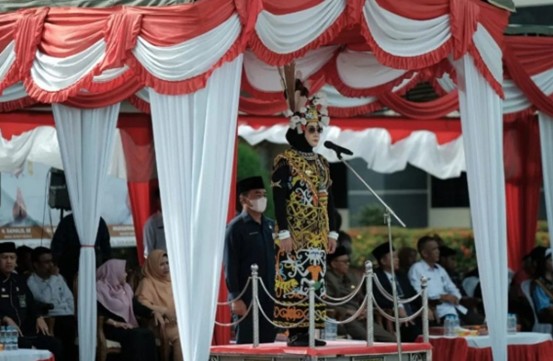 Bupati Berau, Sri Juniarsih kenakan pakaian adat Dayak saat memimpin upacara Hari Sumpah Pemuda 
