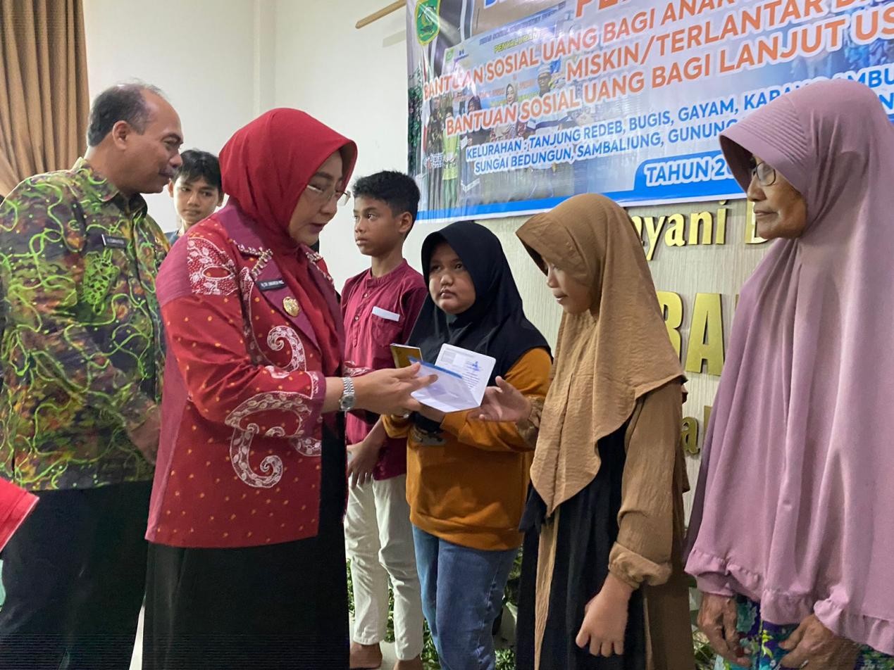 Bupati Berau berikan BLT kepada lansia dan anak yatim piatu