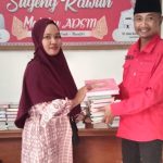 Lurah Maluhu, Tri Joko Kuncoro saat menyerahkan bantuan Alquran.