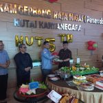 Momen pemotongan tumpeng di acara syukuran HUT PT MGRM.