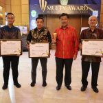 Sekda Kukar Sunggono saat menerima penghargaan.