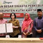 Jajaran Pemkab Kukar dan perwakilan perusahaan perkebunan penerima penghargaan.