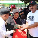 Momen Bupati Kukar Edi Damansyah membagikan sembako kepada masyarakat pra sejahtera.