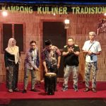 Camat Tenggarong beserta jajaran pemerintah Kelurahan Baru di Kampung Kuliner Tradisional.
