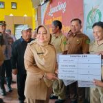 Bupati Berau Sri Juniarsih Mas didampingi Wakil Bupati Gamalis saat menyerahkan bantuan pangan secara simbolis.